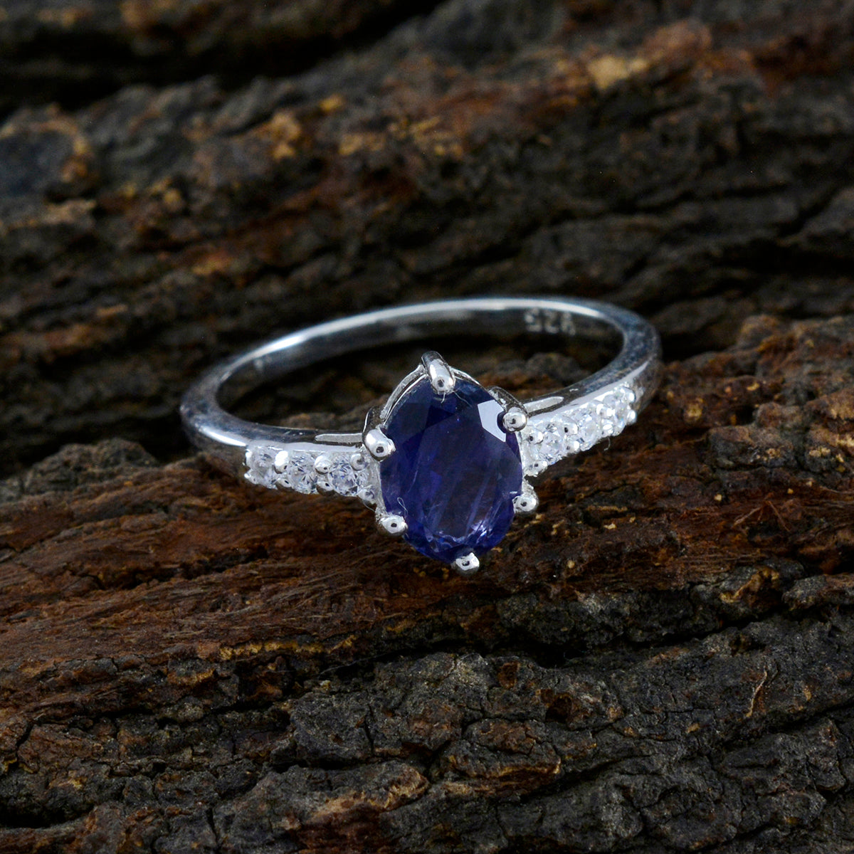 Yuki Glamorous Blue Halo Ring