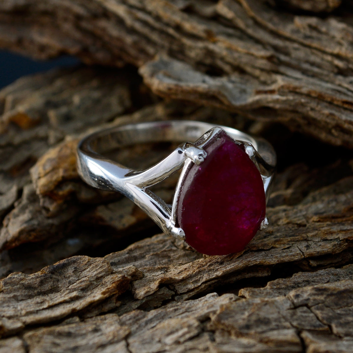 Putri valentine Red Solitaire Ring