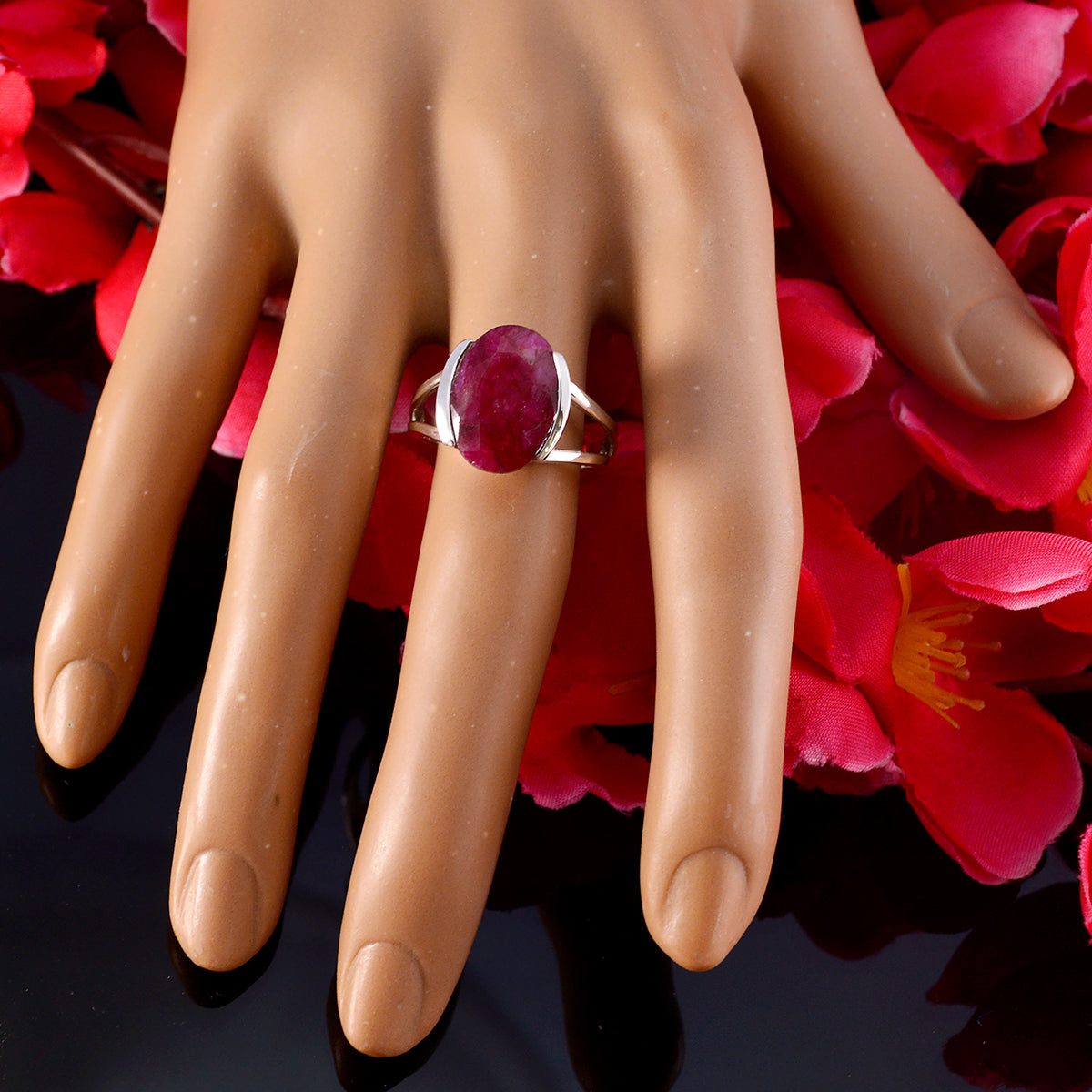 Mariana Glamorous Red Solitaire Ring