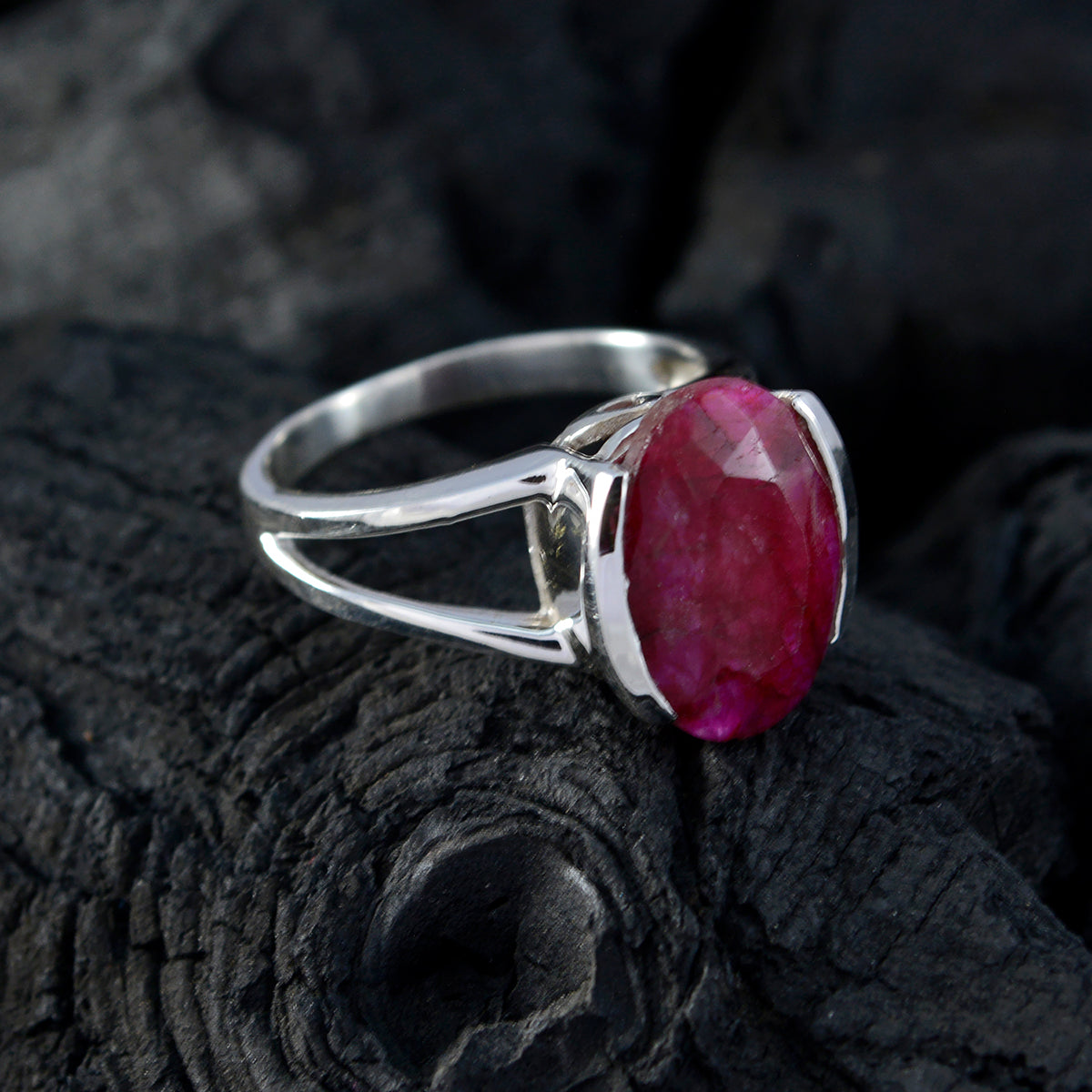 Mariana Glamorous Red Solitaire Ring