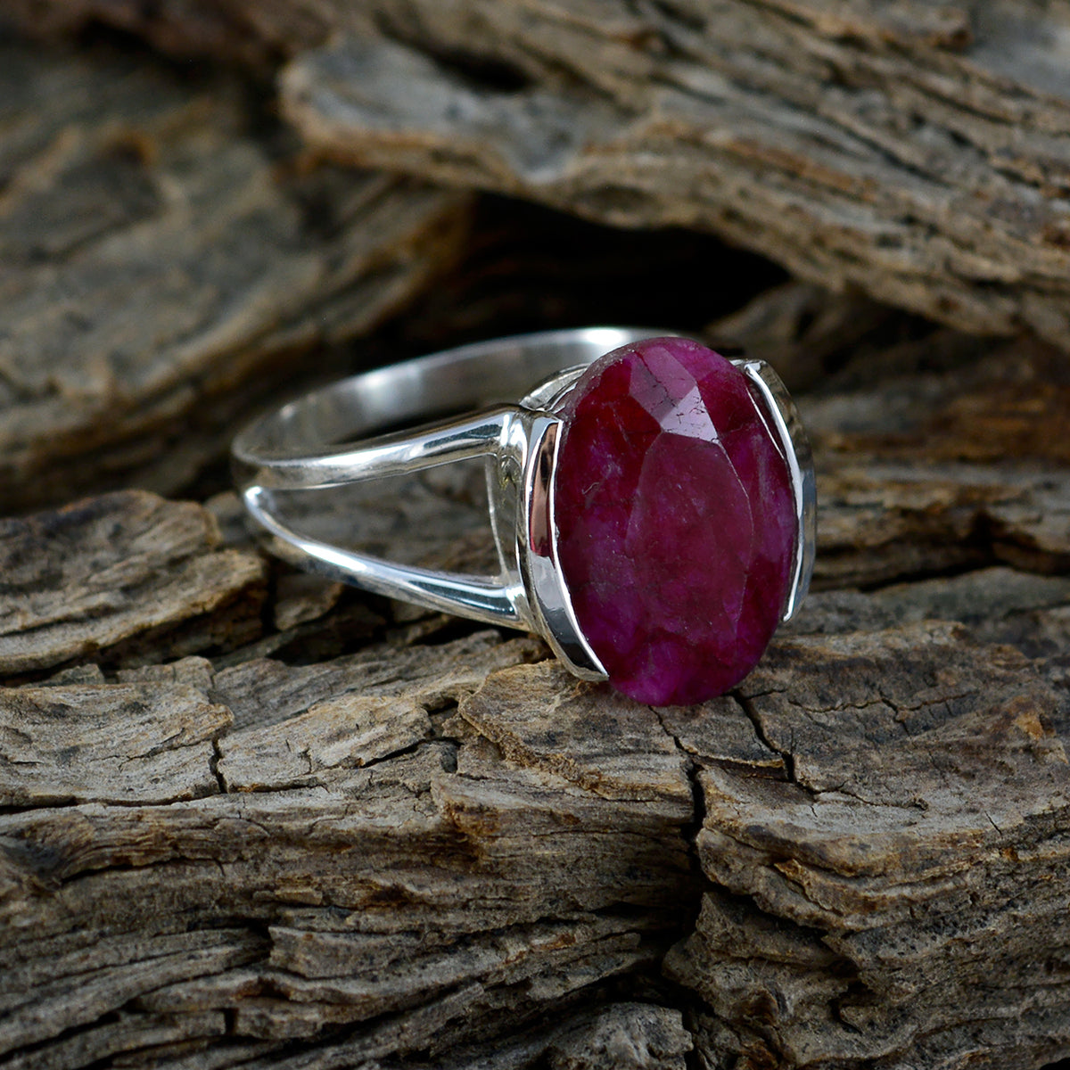 Mariana Glamorous Red Solitaire Ring
