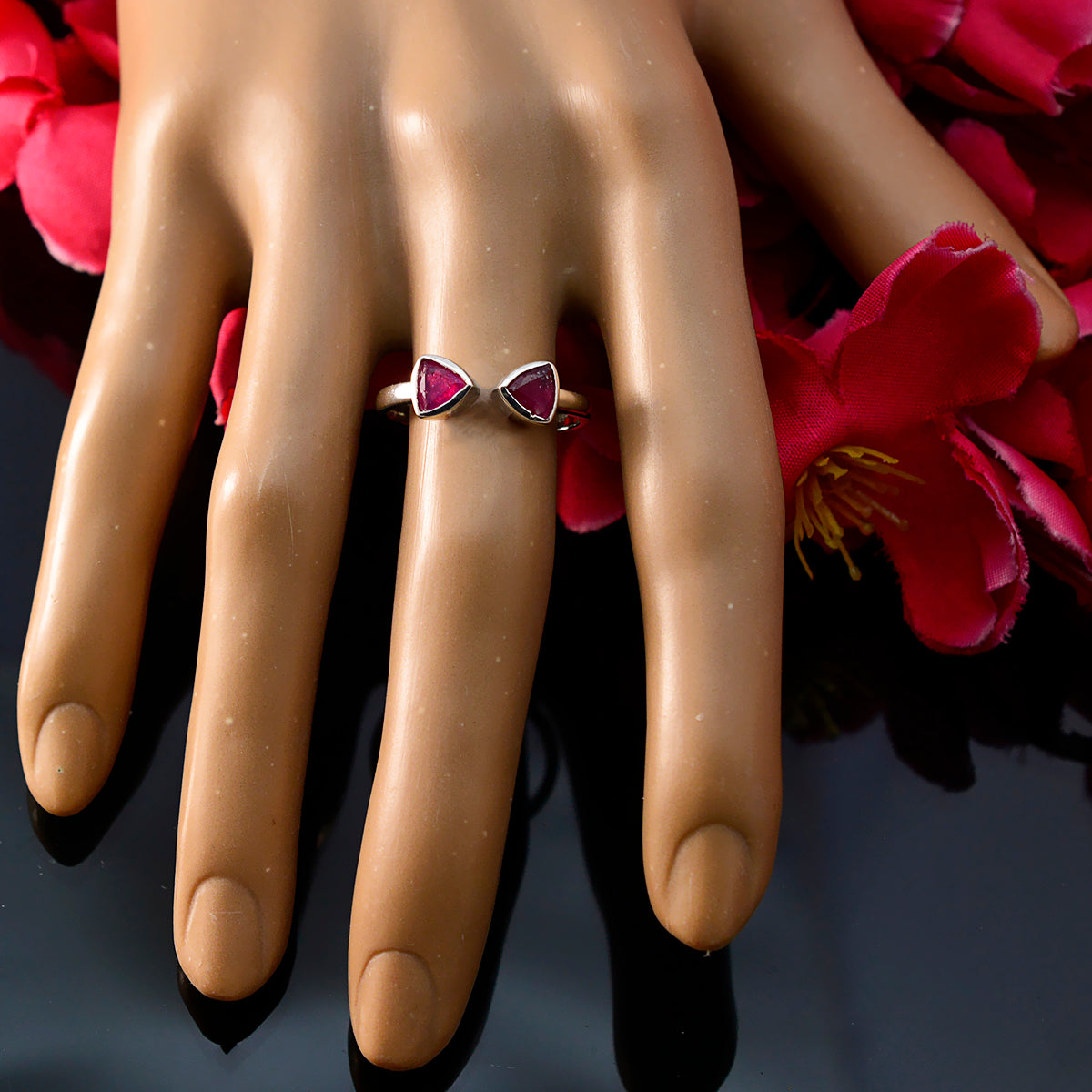 Nisa Contemporary Red Toi et Moi Ring