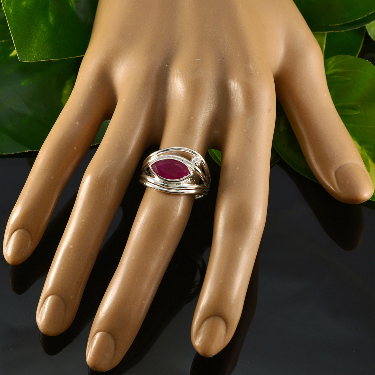 Riya Artisan Red Toi et Moi Ring