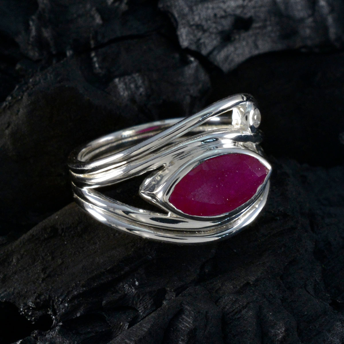 Riya Artisan Red Toi et Moi Ring