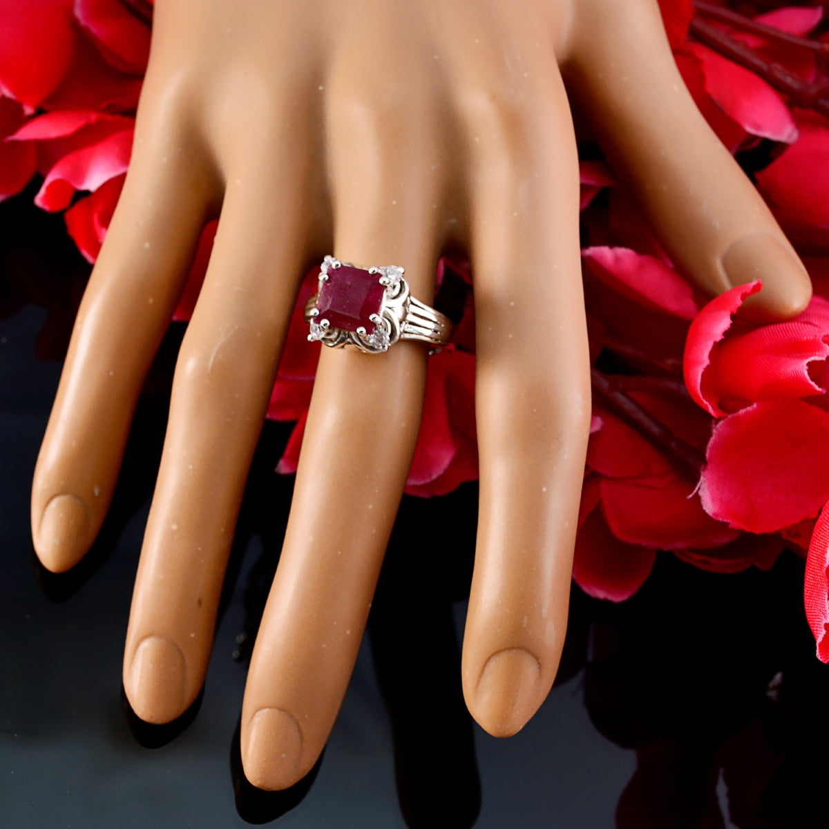 Laura Glamorous Red Halo Ring