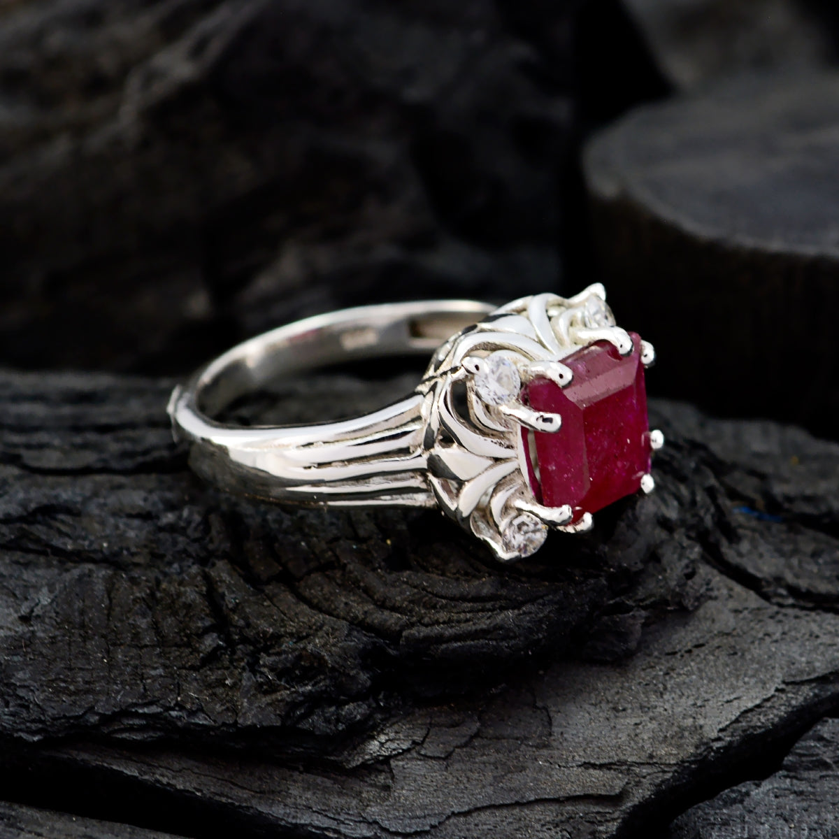 Laura Glamorous Red Halo Ring