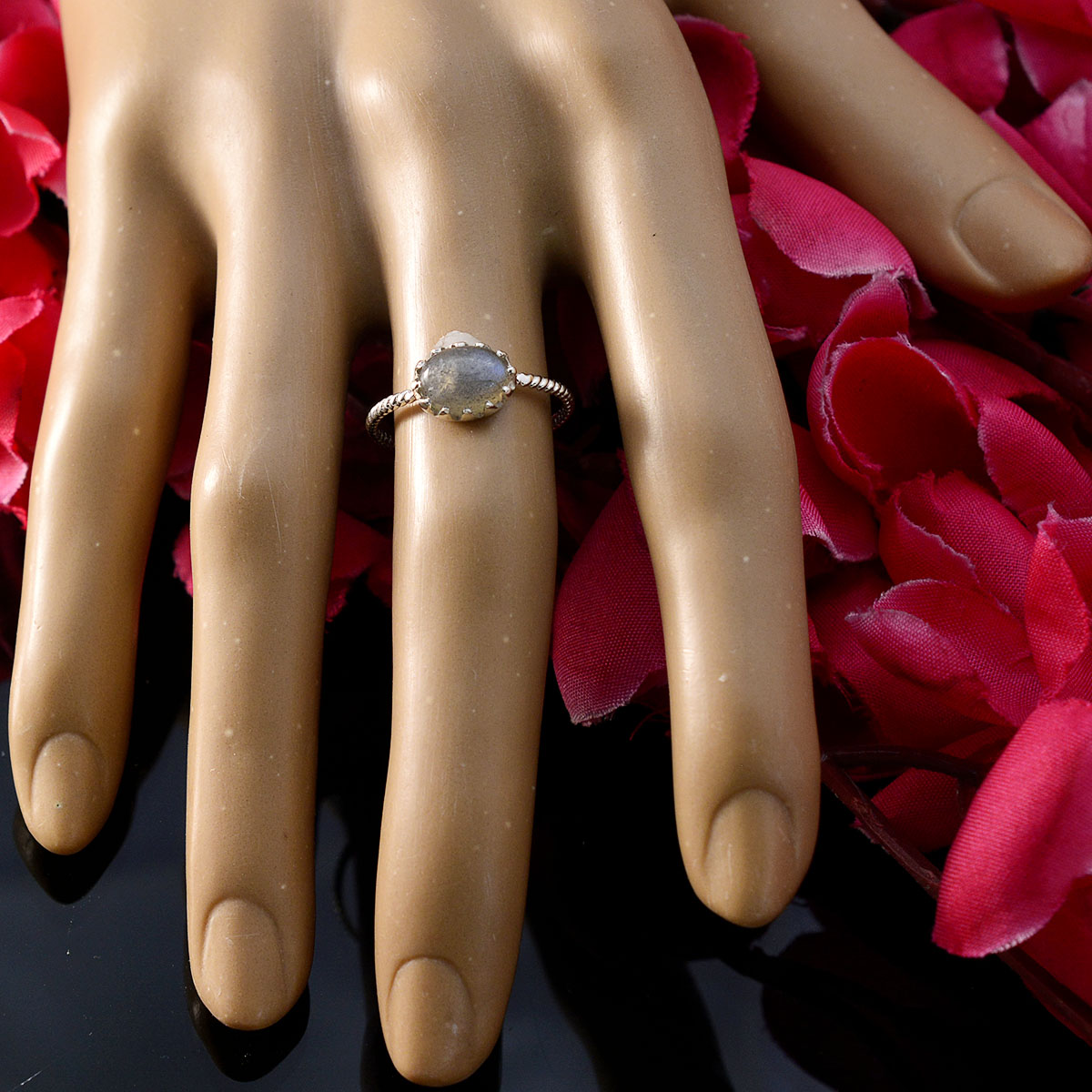 Hana Twist Grey Solitaire Ring