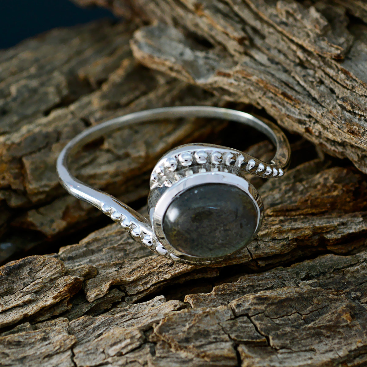 Bruna Graceful Grey Solitaire Ring