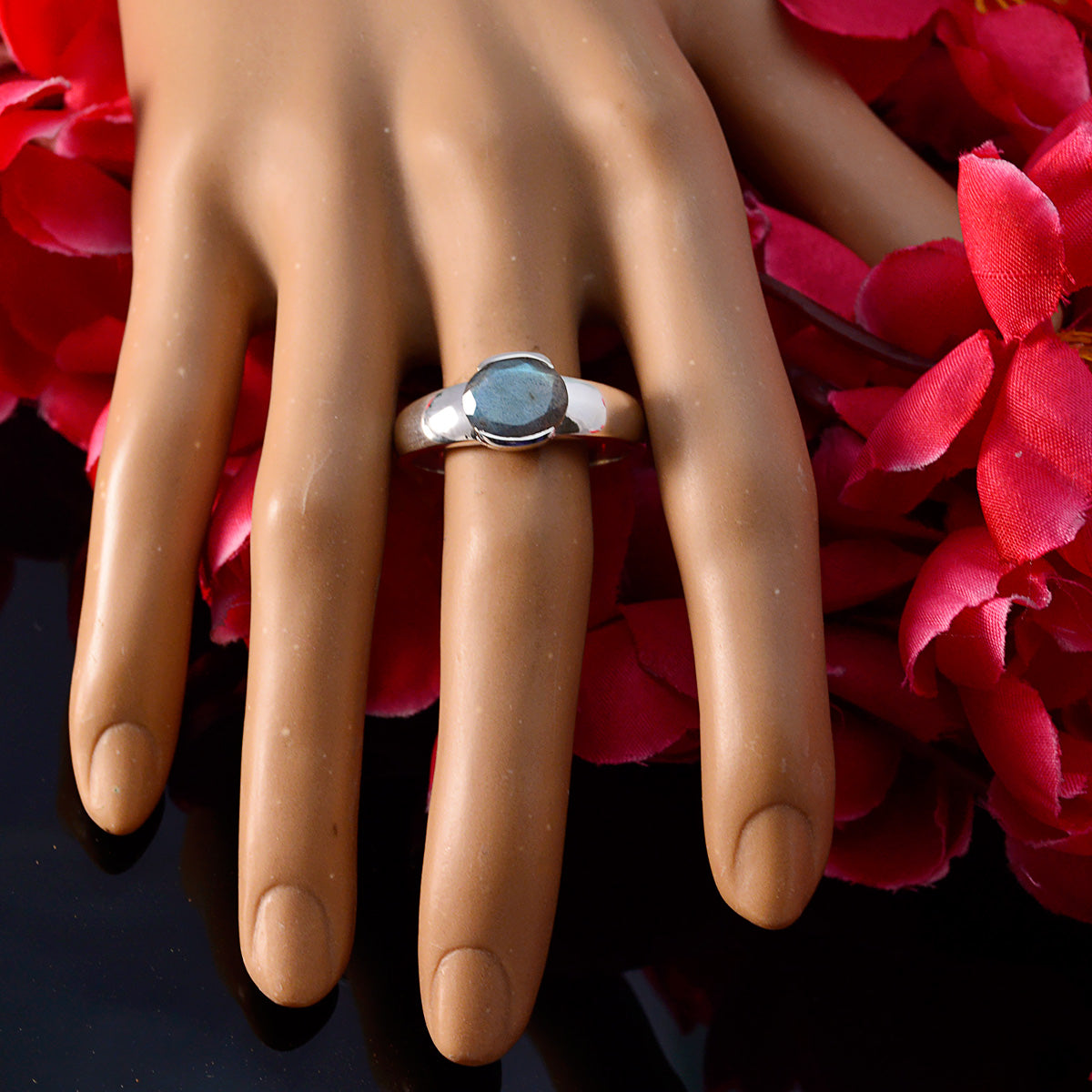 Maria Feminine Grey Solitaire Ring