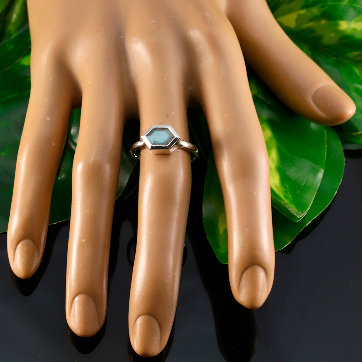 Jiwoo Graceful Grey Solitaire Ring