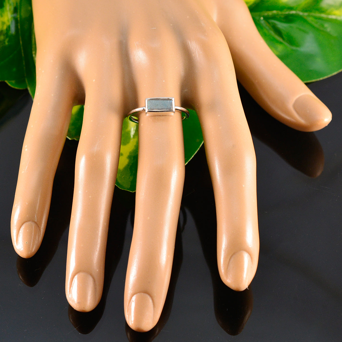 Jiwoo Feminine Grey Solitaire Ring