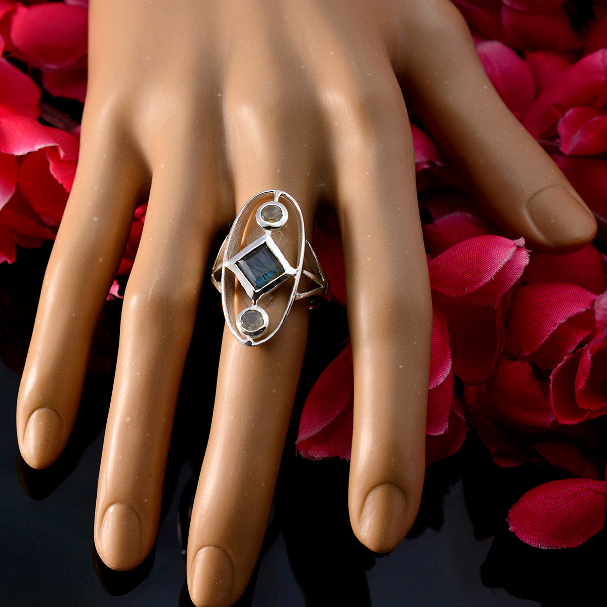 Rosa Luxurious Grey Trilogy Ring