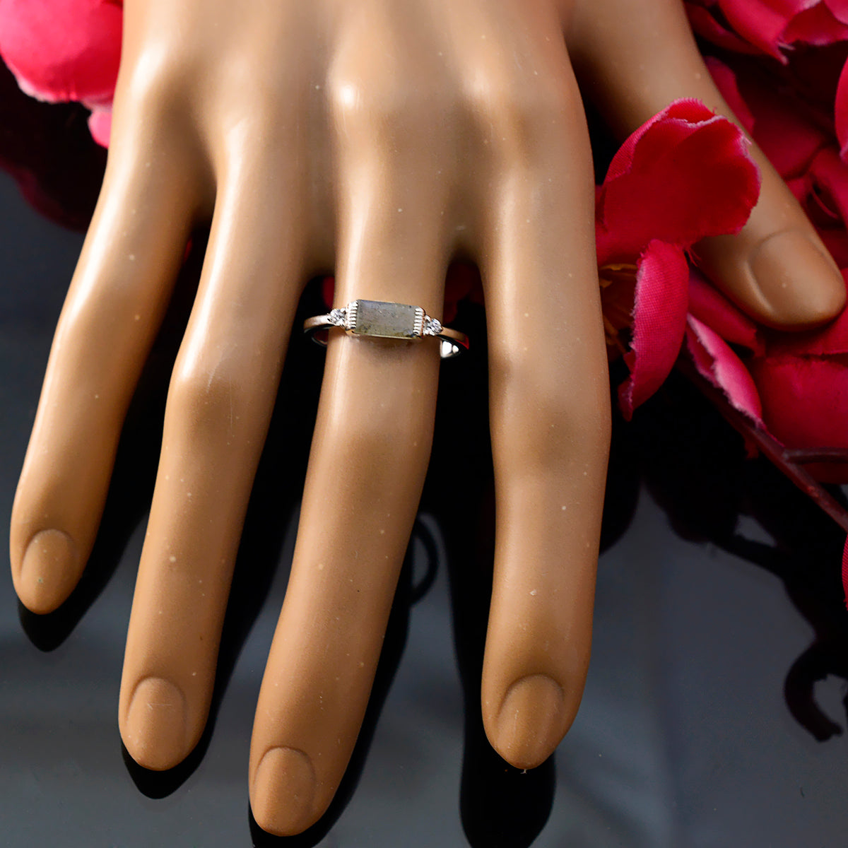 Nisa Glamorous Grey Halo Ring