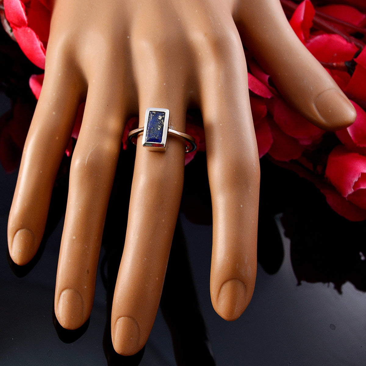 Noelia Graceful Blue Solitaire Ring