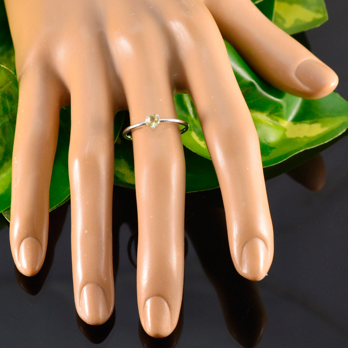Inès Glamorous Yellow Solitaire Ring