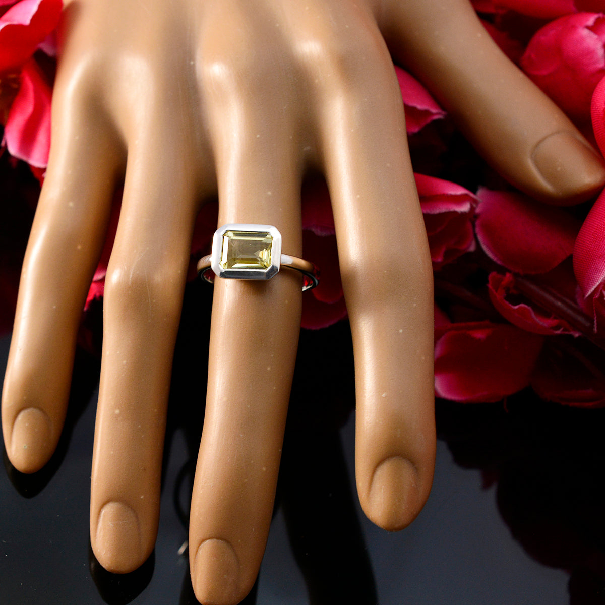 Lea Trendy Yellow Solitaire Ring