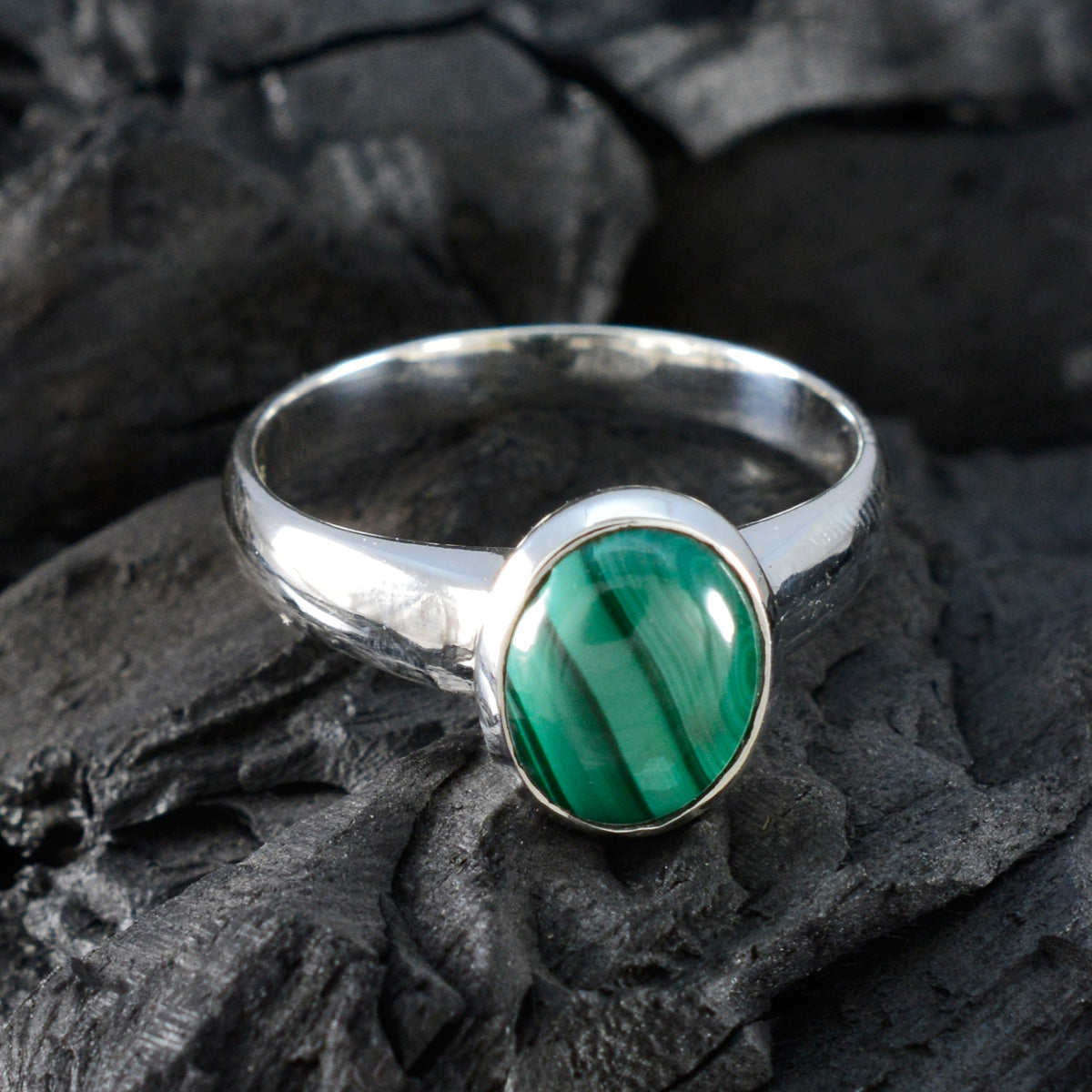 Lourdes Graceful Green Solitaire Ring