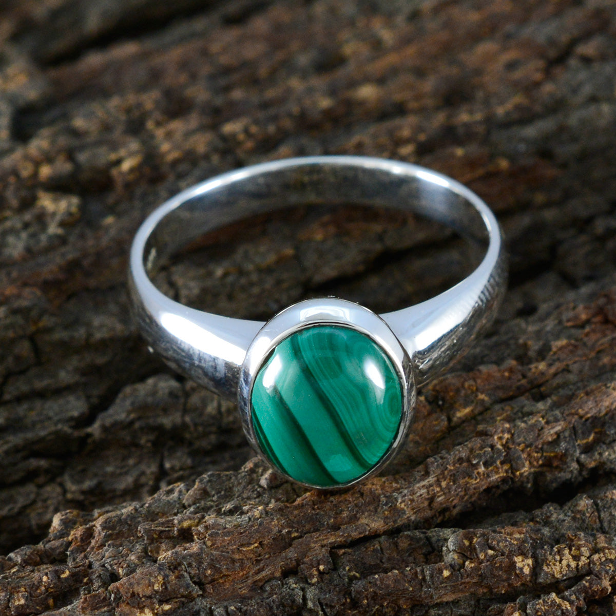 Lourdes Graceful Green Solitaire Ring