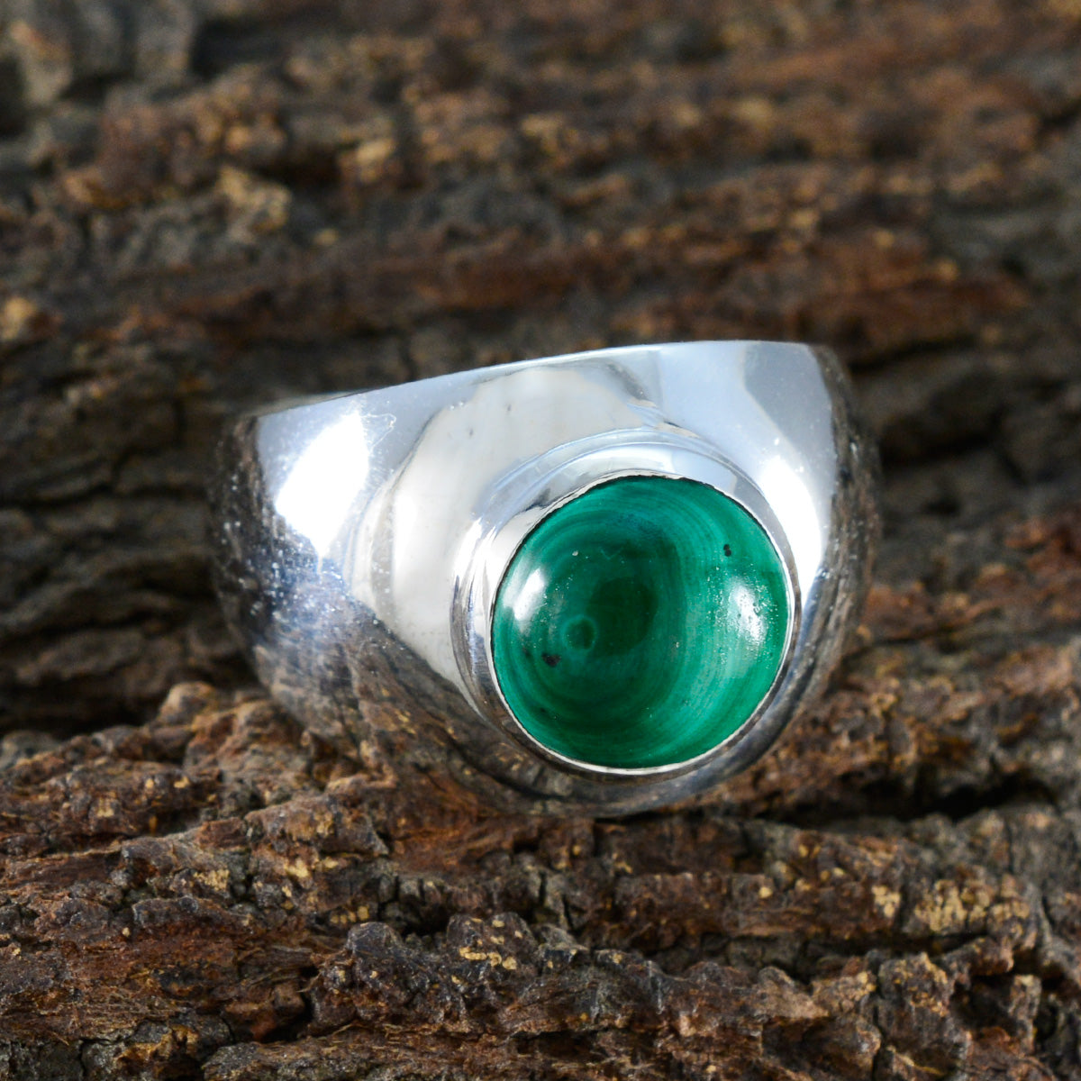 Amelia Luxurious Green Solitaire Ring