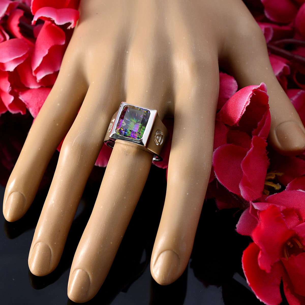 Hazel Signet multicolor Solitaire Ring
