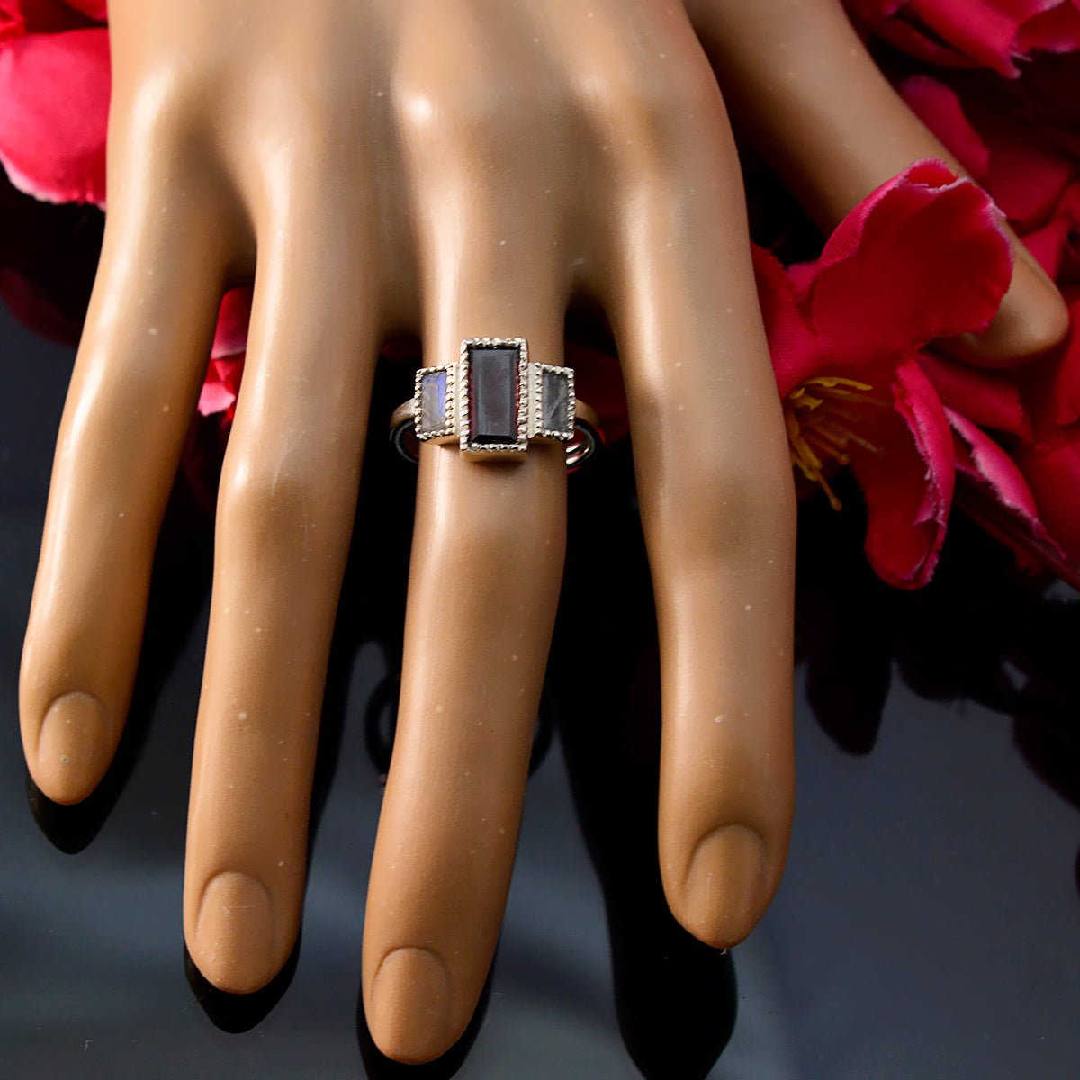 Eleanor Glamorous multicolor Trilogy Ring