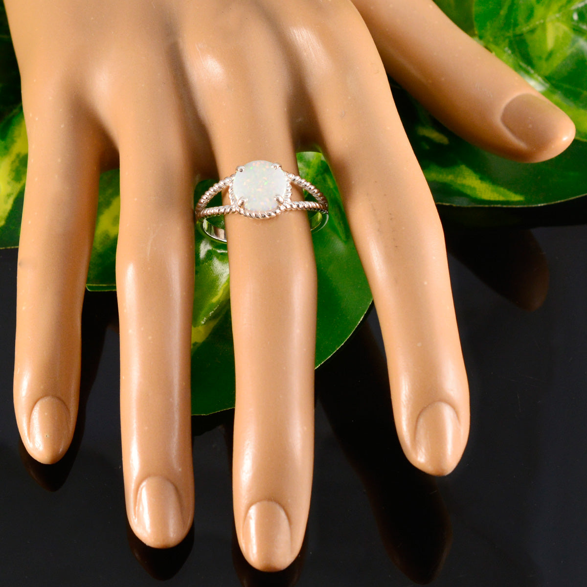 Ángeles Modern White Solitaire Ring