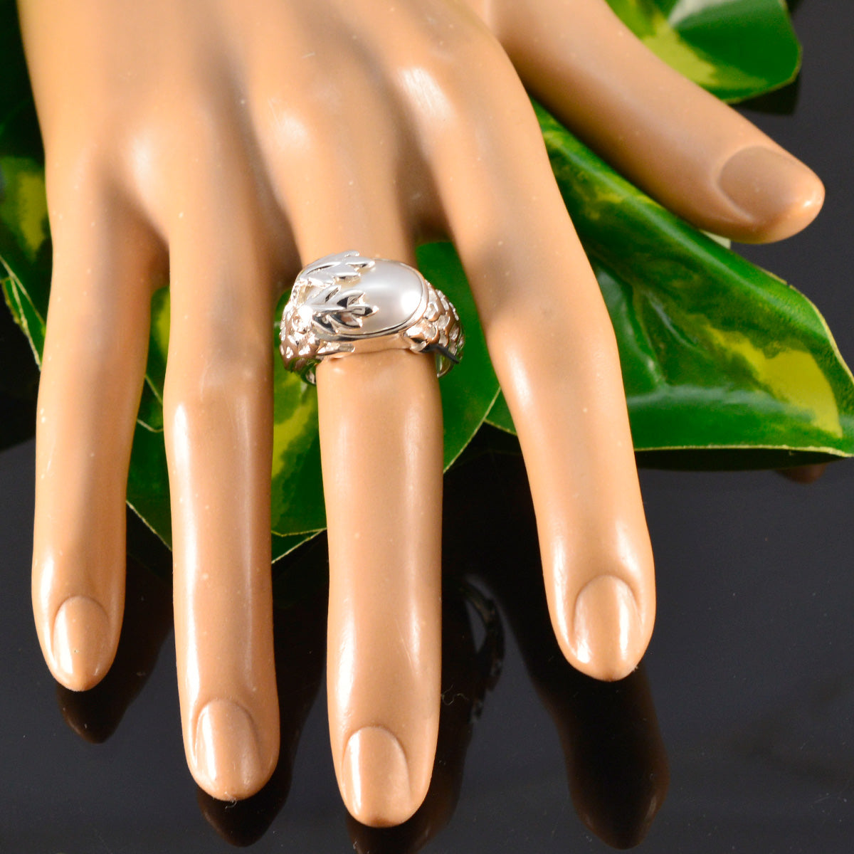 Rebeca Leafy White Solitaire Ring