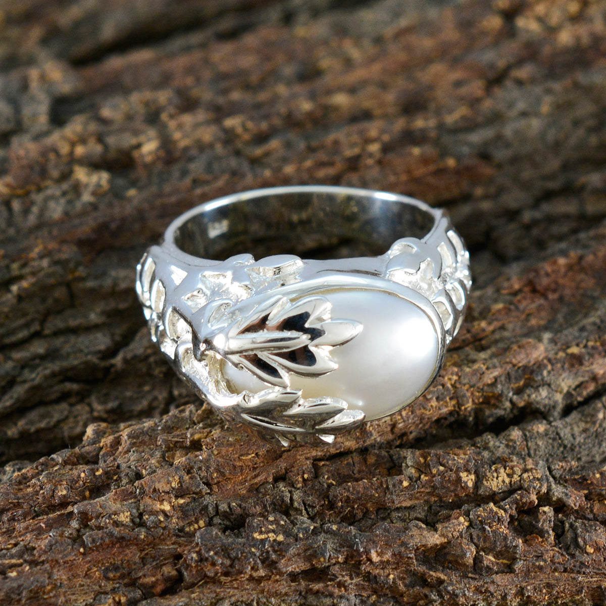 Rebeca Leafy White Solitaire Ring