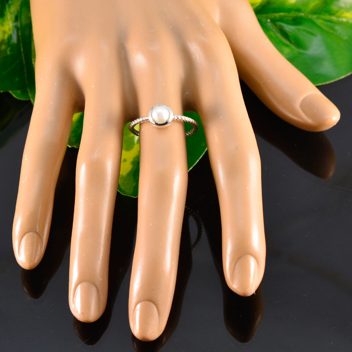 Siti Glamorous White Solitaire Ring