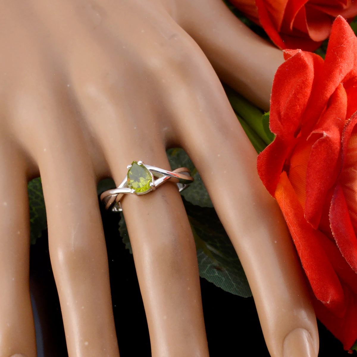 Li Lee Feminine Green Solitaire Ring