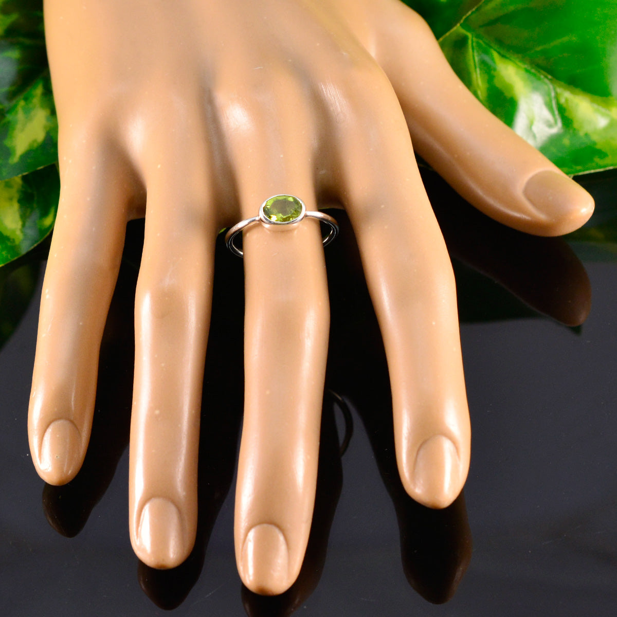 Min-seo Romantic Green Solitaire Ring