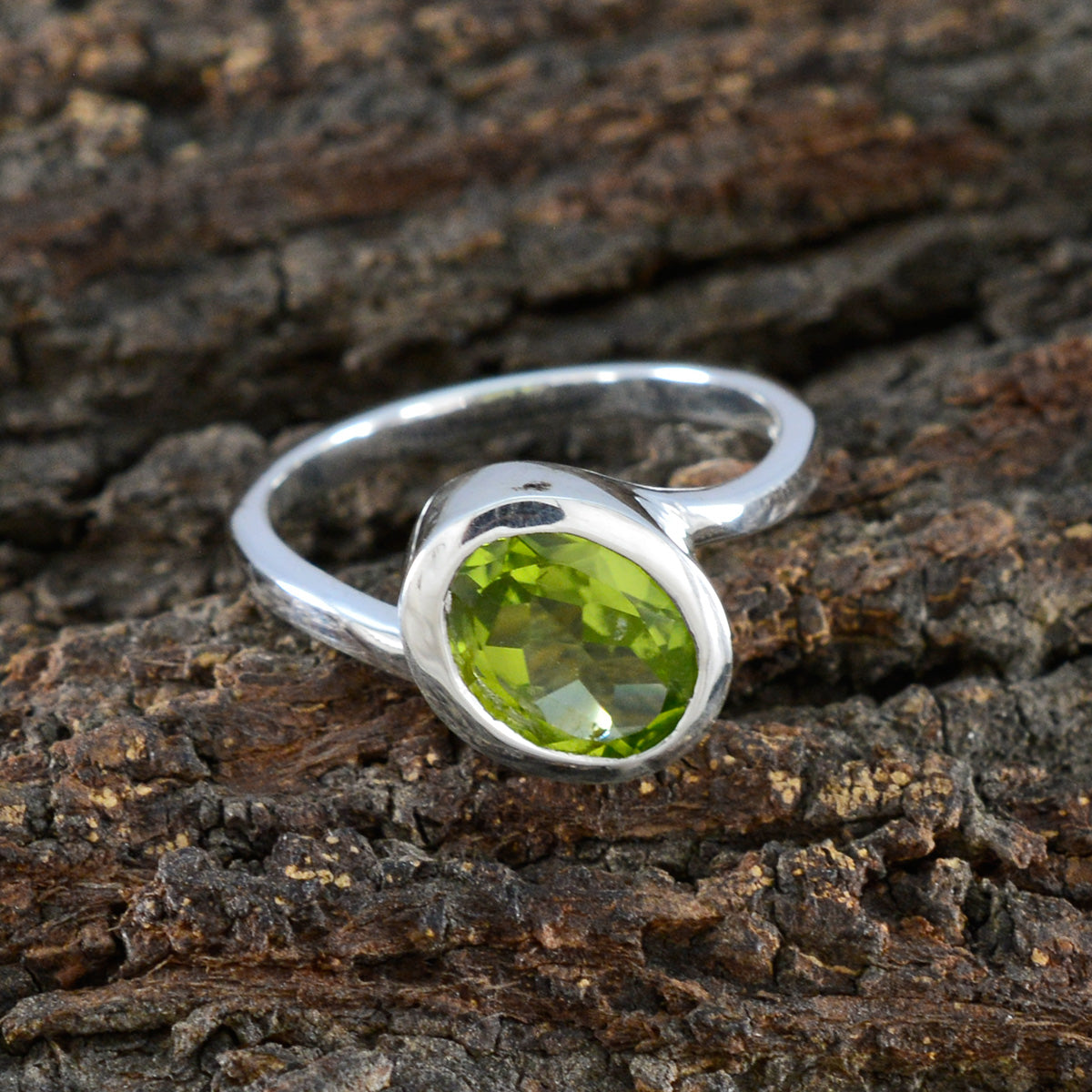 Siti Abstract Green Solitaire Ring