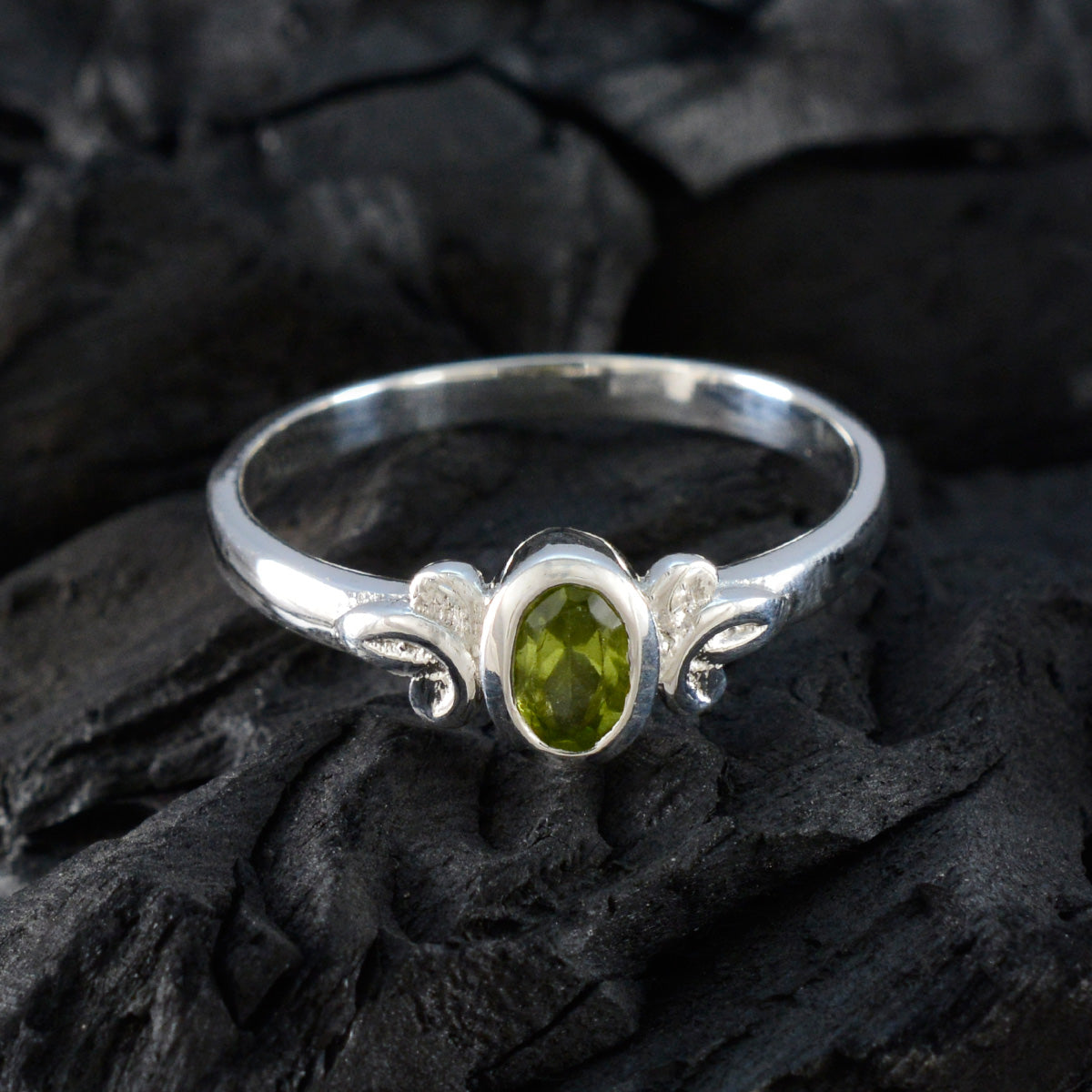 Ji-eun Contemporary Green Solitaire Ring