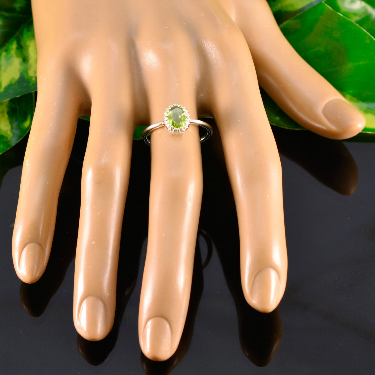 Min-seo Luxurious Green Solitaire Ring