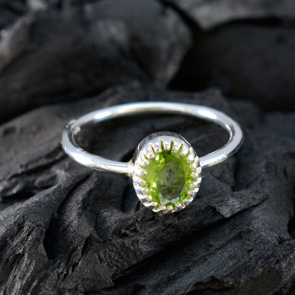 Min-seo Luxurious Green Solitaire Ring