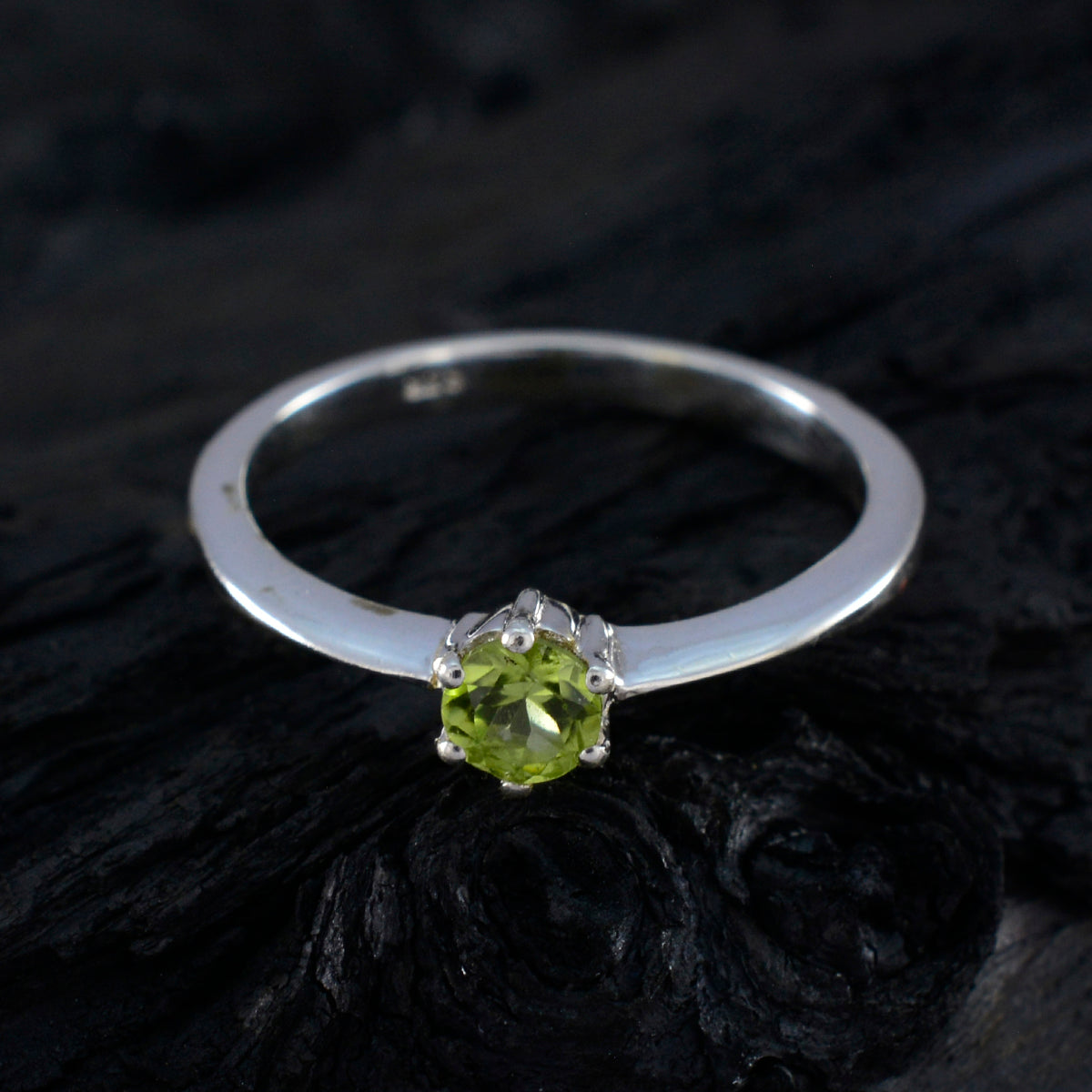 Soo-jin Luxurious Green Solitaire Ring