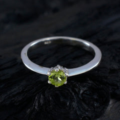 Soo-jin Luxurious Green Solitaire Ring