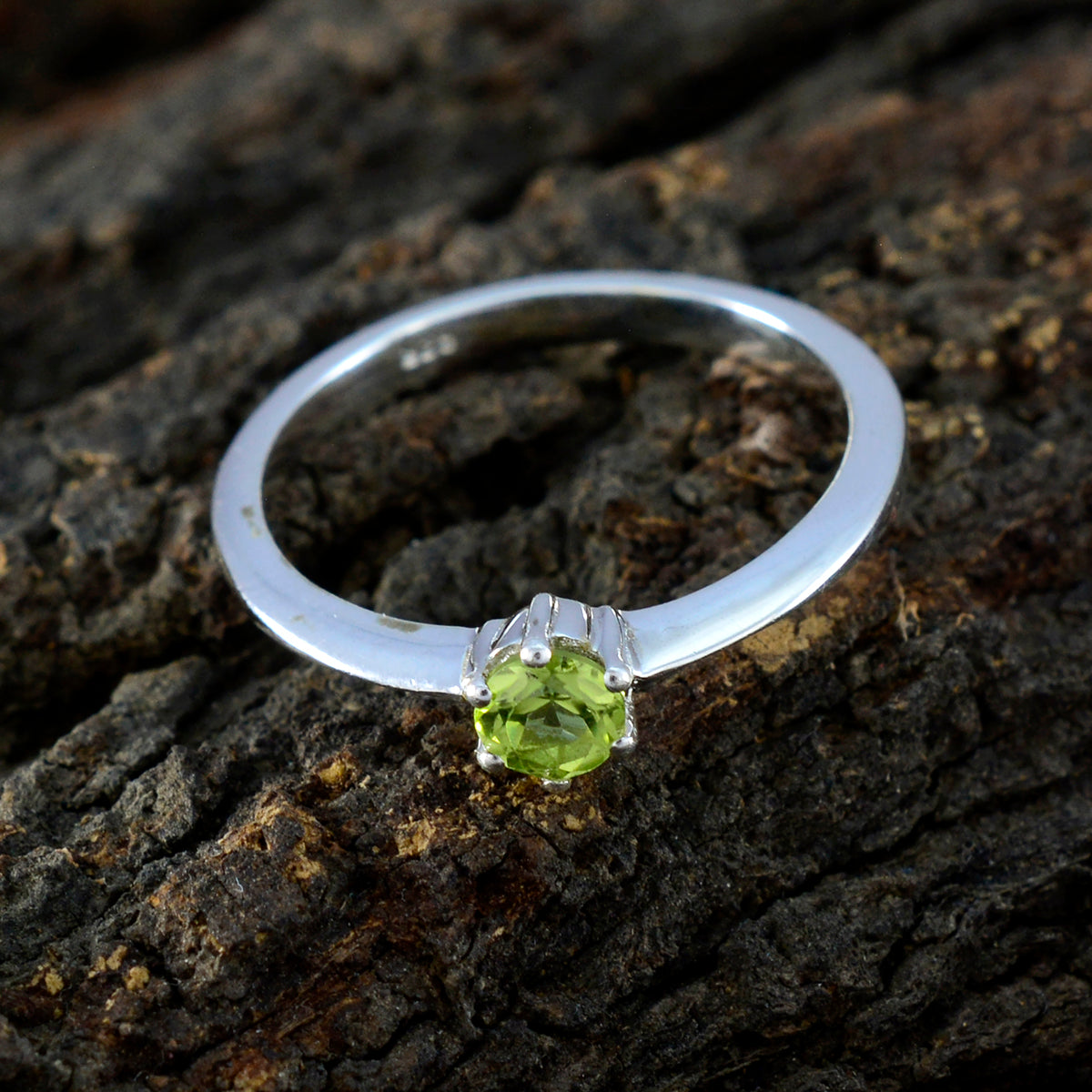 Soo-jin Luxurious Green Solitaire Ring