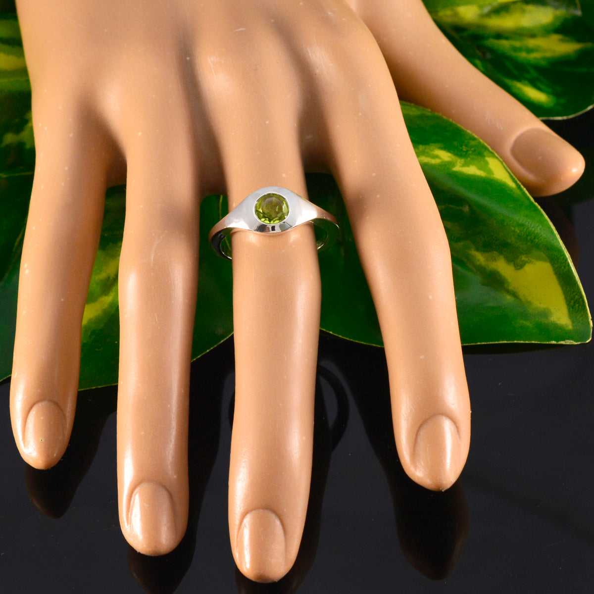 Mariana Trendy Green Solitaire Ring