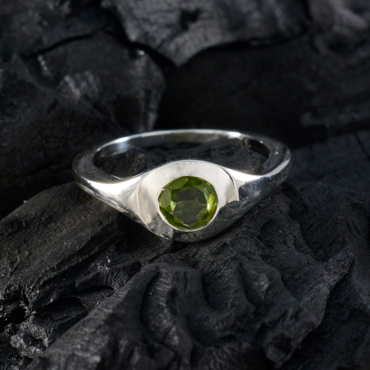 Mariana Trendy Green Solitaire Ring