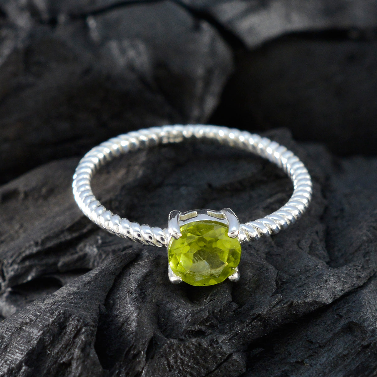 Min-seo Twist Green Solitaire Ring