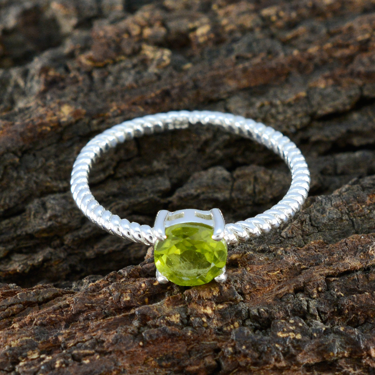 Min-seo Twist Green Solitaire Ring