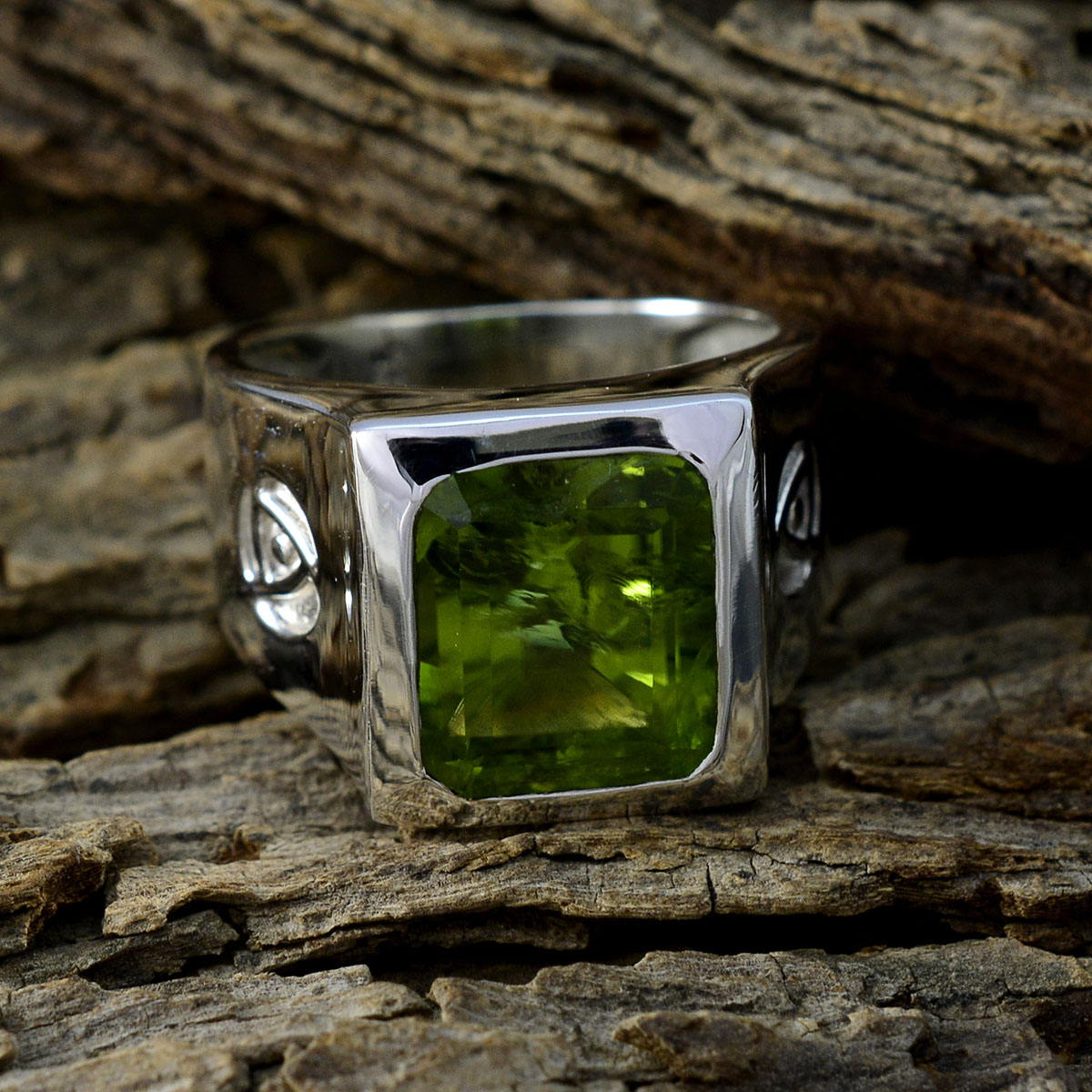 Bruna Armor Green Solitaire Ring