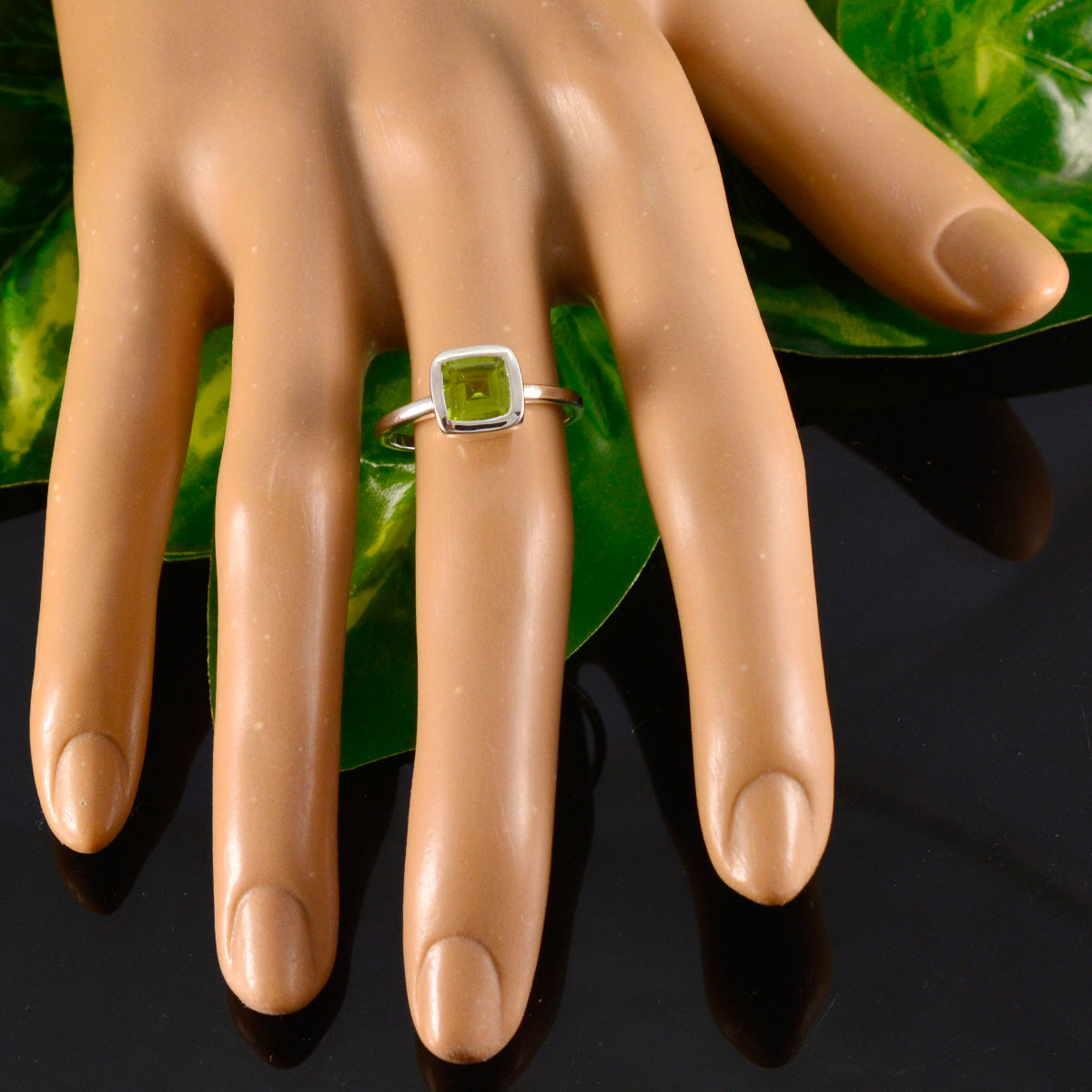 Yuna Modern Green Solitaire Ring