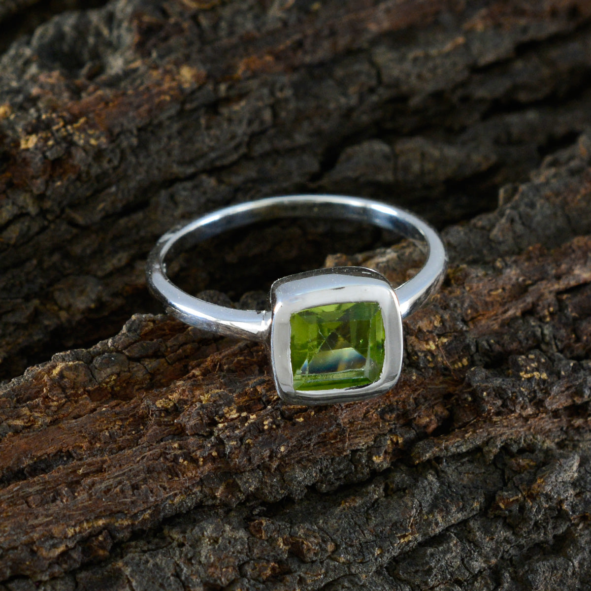 Yuna Modern Green Solitaire Ring