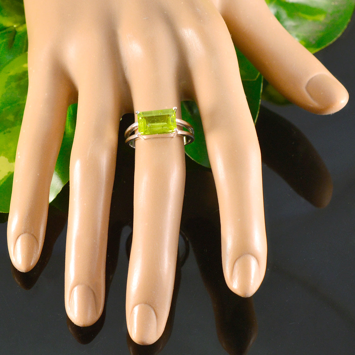 Sofía Trendy Green Solitaire Ring