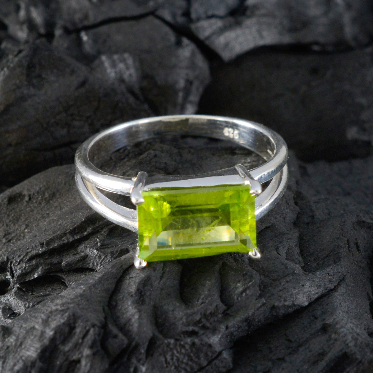 Sofía Trendy Green Solitaire Ring