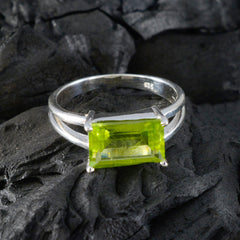 Sofía Trendy Green Solitaire Ring