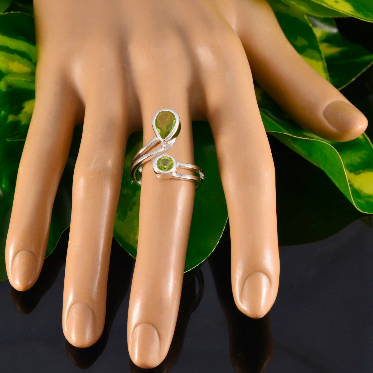 Ayesha Romantic Green Toi et Moi Ring