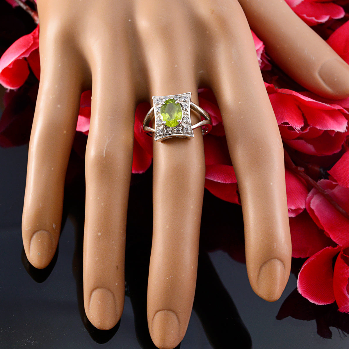 Xiu Sophisticated Green Halo Ring